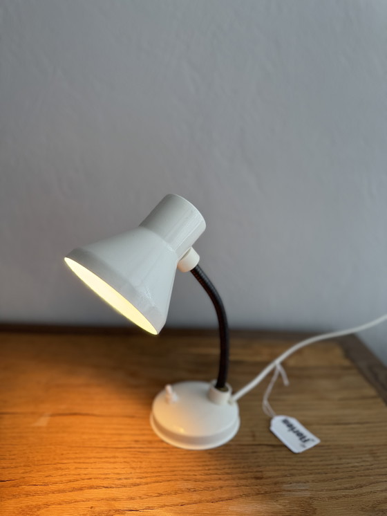 Image 1 of Lampe de bureau vintage en métal blanc