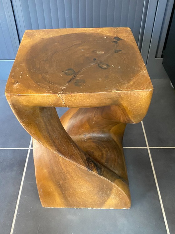 N2 Kruk van massief onbewerkt walnotenhout, uit één stuk gesneden, 1970 – Krukjes, Wood (photo 10 of 16)