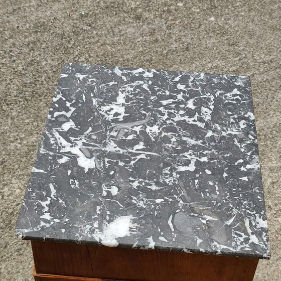 Antiek nachtkastje van marmer en hout - Notenhouten nachtkastje - Louis Philippe - 19e eeuw – Stone, Wood (photo 8 of 18)