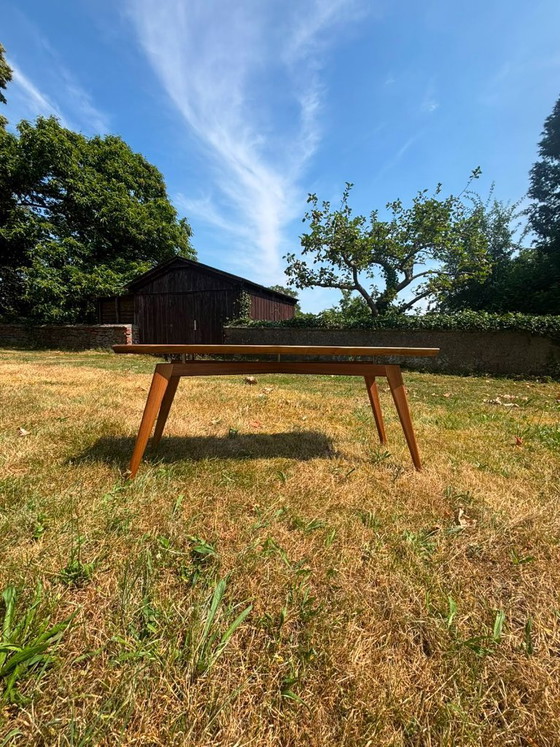 Image 1 of Table basse en noyer avec incrustations de laiton, plateau flottant, bord naturel, veinage exclusif