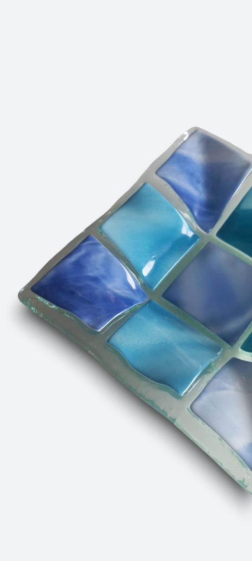 Objeto vintage de cristal de Murano hecho a mano en un estudio: diseño de mosaico fusionado.