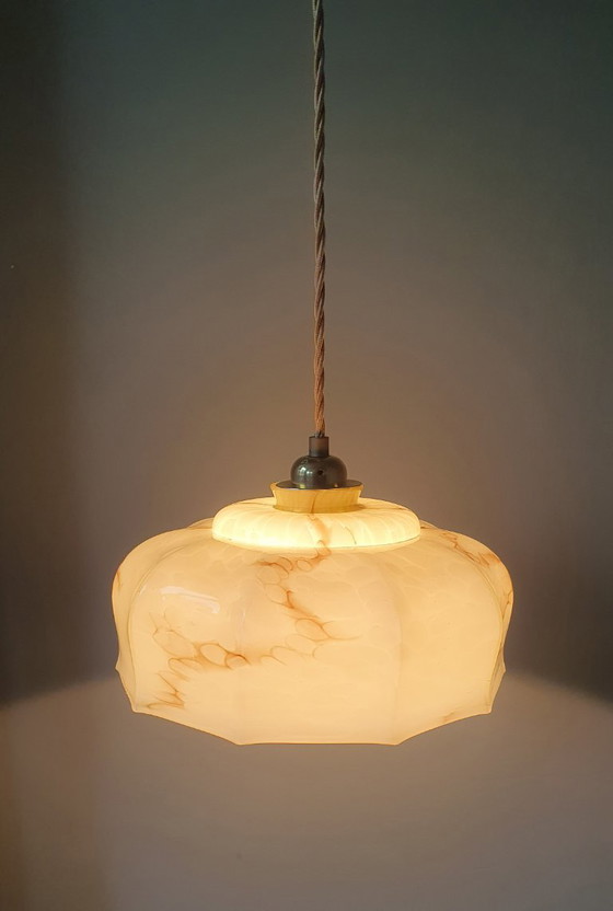 Suspension vintage Art Déco en verre opalin marbré beige., Métal, Transparent (photo 3 sur 18)
