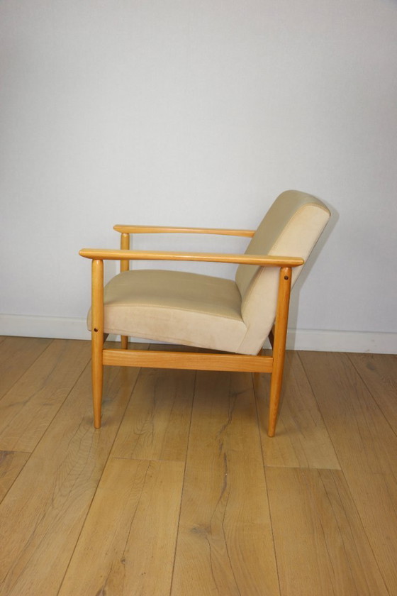 Image 1 of Fauteuil loft vintage années 70, beige clair, tissu velours, bois de hêtre naturel