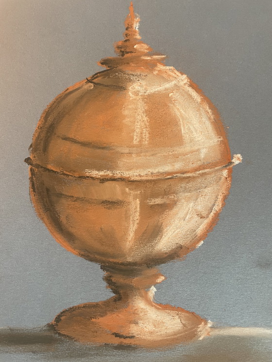 Image 1 of Scatola di caramelle in terracotta pastello su carta indaco