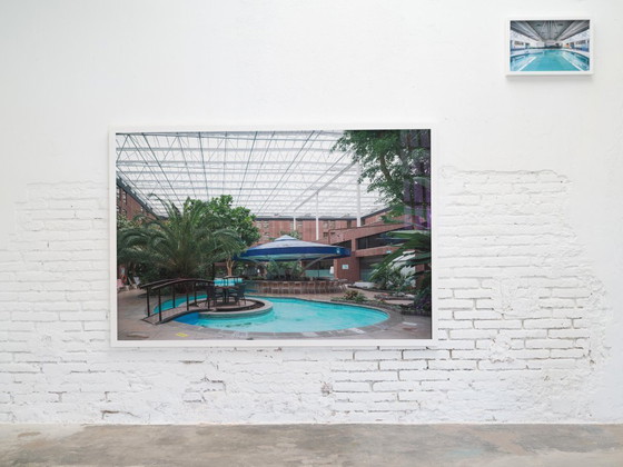 Image 1 of Fotografia a colori di una piscina vuota, 40x50 cm