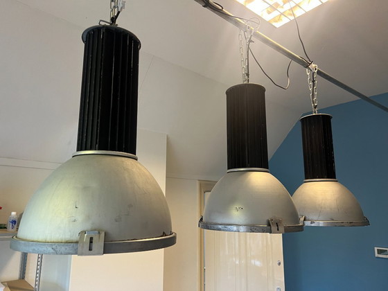 Image 1 of Industriële lampen uit de Citroën-fabriek in Frankrijk