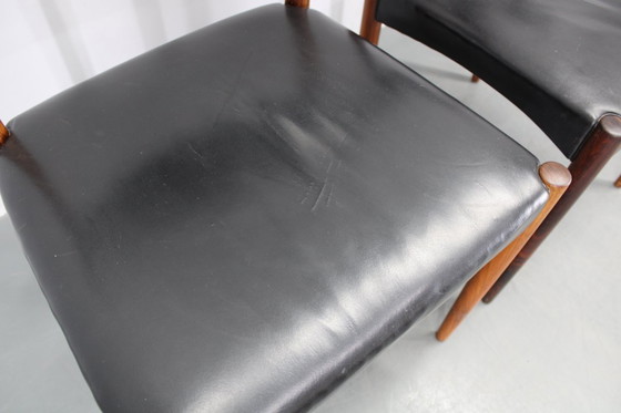 Image 1 of    	 1960er Satz von sechs hölzernen Esszimmerstühlen mit schwarzem Kunstlederbezug, Dänemark