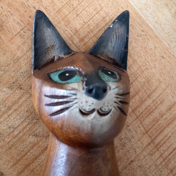 Image 1 of Ensemble vintage de chats siamois en bois sculptés à la main : deux figurines de chats de style art populaire