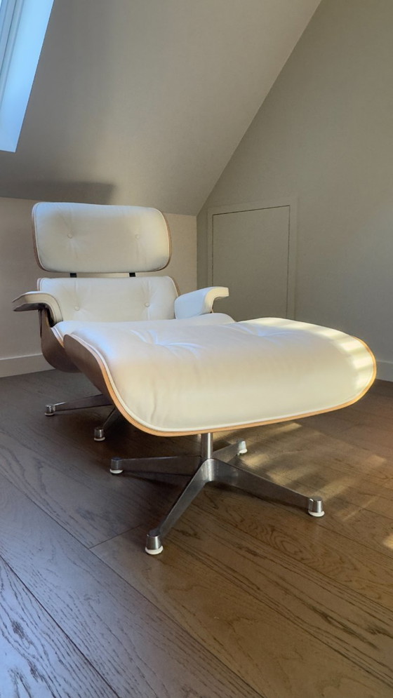 Fauteuil et repose-pieds Vitra Eames en noyer et cuir blanc – Chaises & fauteuils, Leather, Metal (photo 18 of 18)