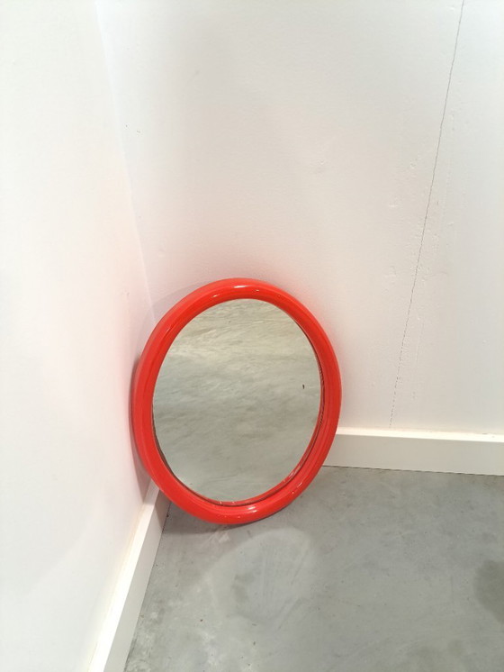 Image 1 of Ovale rode kunststof spiegel uit Denemarken