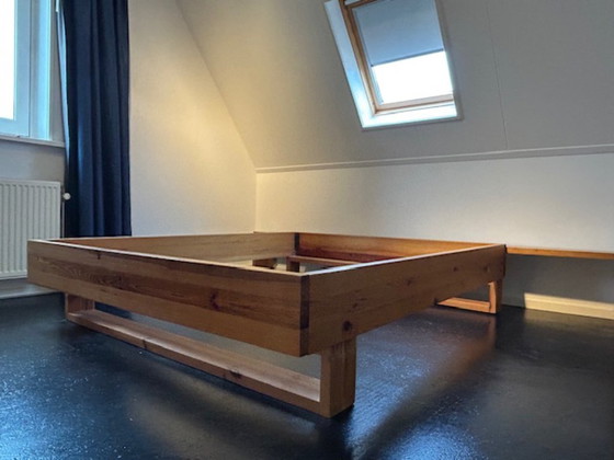 Estructura de cama de pino macizo de los años 70, de Ate van Apeldoorn. – Camas de matrimonio, Wood (photo 3 of 21)