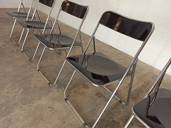 Image 1 of 5 vintage chromen en zwarte klapstoelen