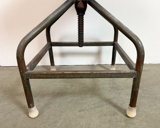Image 1 of Tabouret pivotant industriel en fer, hauteur réglable, années 1960