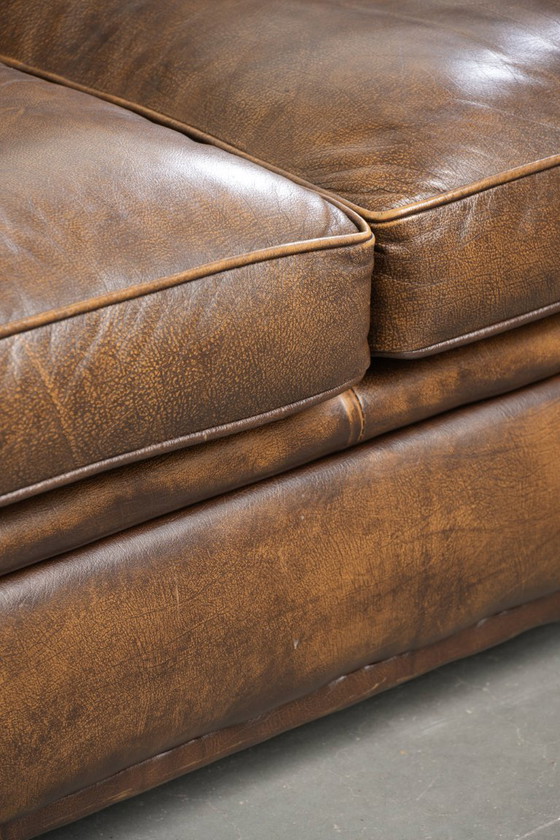 Image 1 of Tijdloze en mooie Engelse rundleren chesterfield 2 zits bank in een luxe kleur