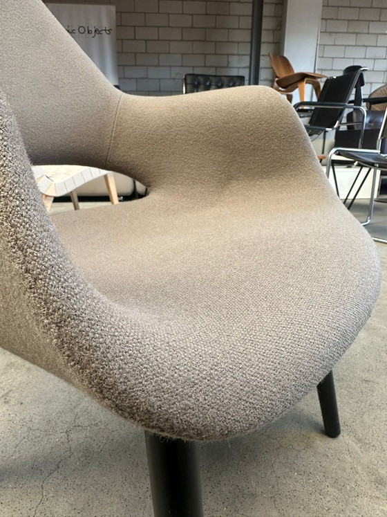 Vitra Organic Armchair (low model), Charles Eames and Eero Saarinen – Textile, Wood (photo 5 of 6)