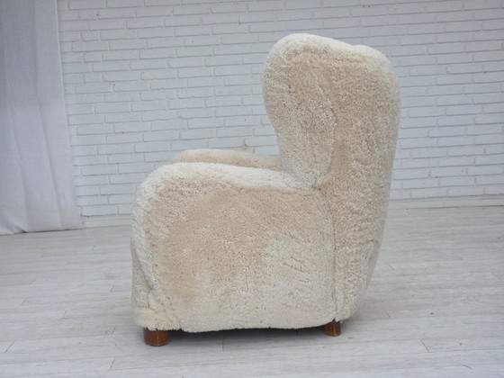 Image 1 of Dänisches Design aus den 1960er Jahren, neu bezogener Hochlehner-Sessel, echtes Schaffell.