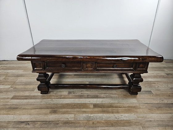 Image 1 of Table basse en noyer américain avec tiroirs