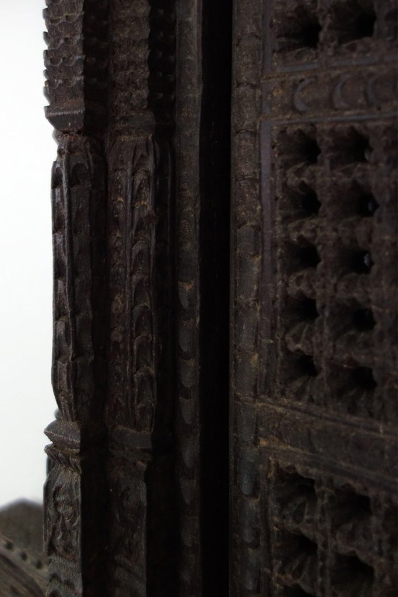 Image 1 of Antiek Newari-raam van gesneden hout, in Nepalese stijl.