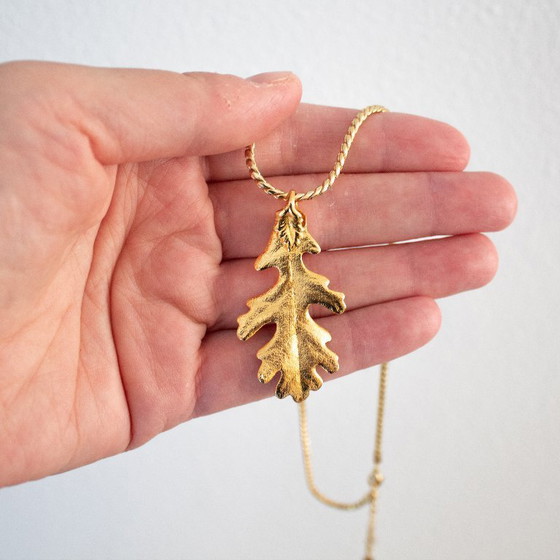 Image 1 of Vintage eikenbladhanger aan een goudkleurige ketting