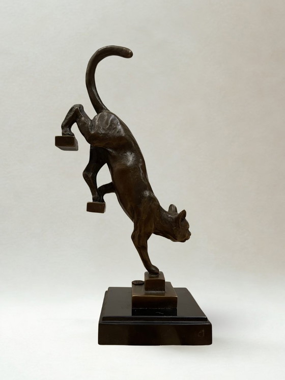Image 1 of Bronze after De Coux – Cat descending a staircase – 20th-century animal sculpture – 29 cm