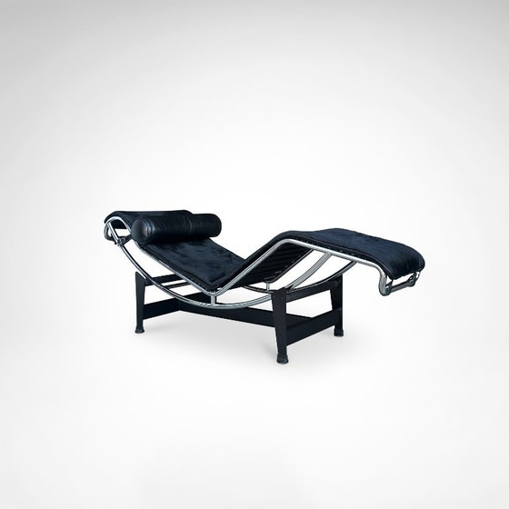 Image 1 of Chaise longue double LC4 en peau de poney, conçue par Le Corbusier pour Cassina dans les années 1990.