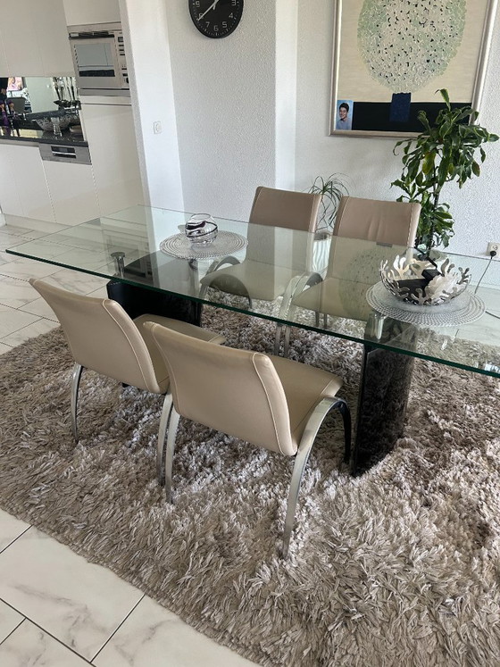 Image 1 of Glass dining table incl. 4 grey leather chairs