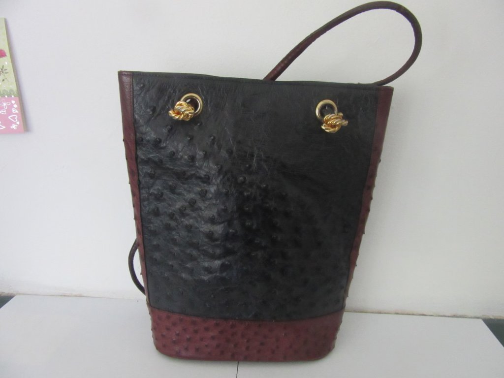 Borsa a tracolla Guy Laroche Paris, modello a secchiello, in pelle di struzzo, stile vintage.