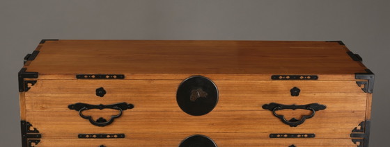Image 1 of Antieke Japanse kist met vlindervormige 蝶 (chô)-sluitingen.