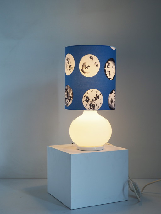 Lampe de table vintage en verre opalin/ombre Fornasetti tissu