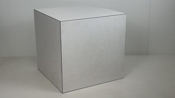 Image 1 of Tavolino/pilastro vintage in marmo da esposizione a forma di cubo