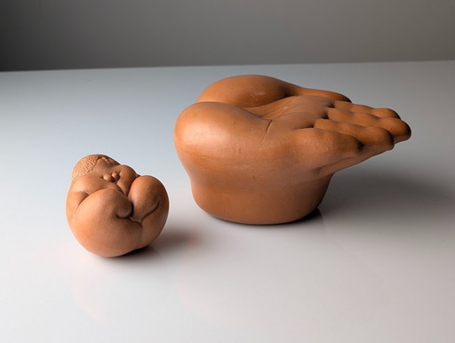 Ricardo Mesa, escultura de terracota "Gordita Feliz" en la mano, años 80