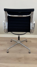 Vitra Eames EA 107, schwarzer Hopsak, Chrom