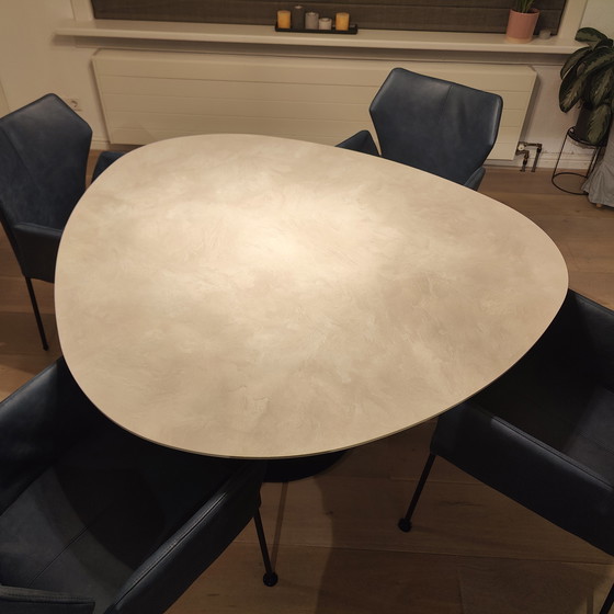 Image 1 of Sandstone tafel met lederen stoelen Kruit&Kramer