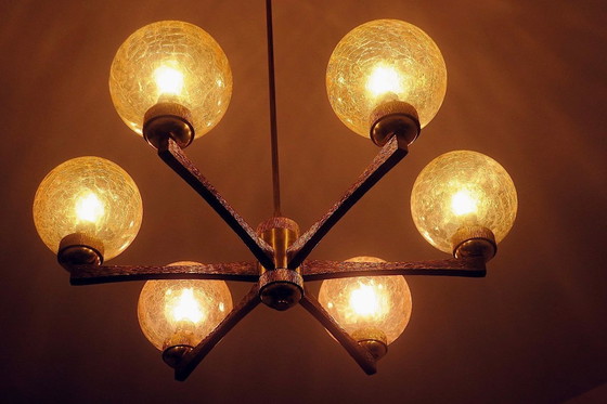 Image 1 of Lustre en laiton doré finement ouvragé d'Angelo Brotto, à 6 globes, Italie, années 1960