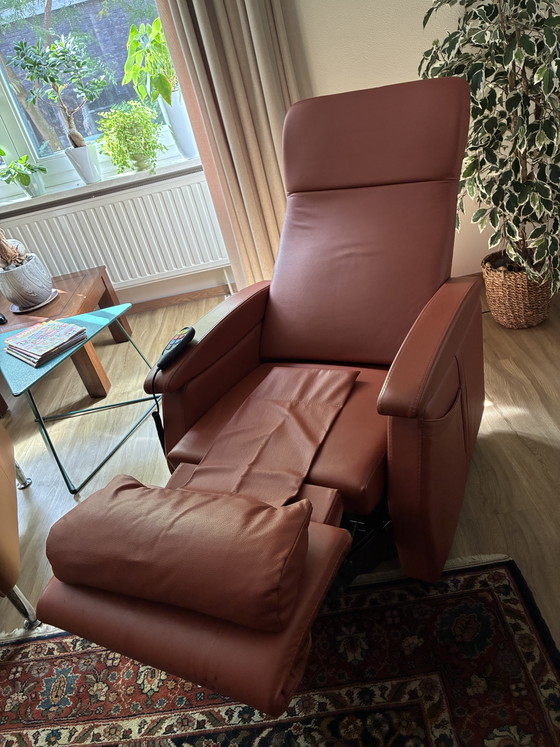 Poltrona Relax Elettrica con Funzione Alzapersona, Pelle Cognac – Fitform, Poltrone relax, Leather, Plastic (photo 7 of 8)