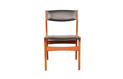 Ein Satz von 5 Dyrlum-Esszimmerstühlen (Teakholz und schwarzer Vinylpolsterung)