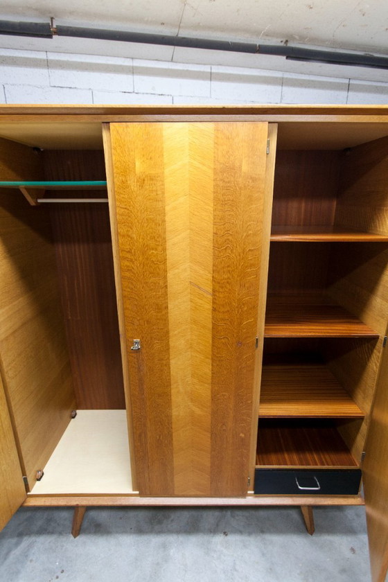 Image 1 of Französischer Kleiderschrank mit geschwungenen Beinen, 3 Türen, 1 Spiegel (27 x 130 cm) und 1 Schublade