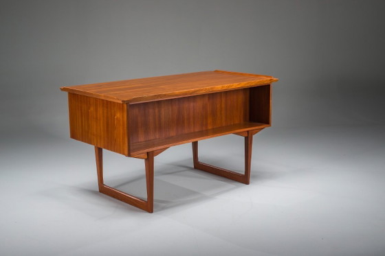 Image 1 of Freistehender dänischer Teak-Schreibtisch aus der Mitte des 20. Jahrhunderts mit erhöhter Kante, 1960er Jahre