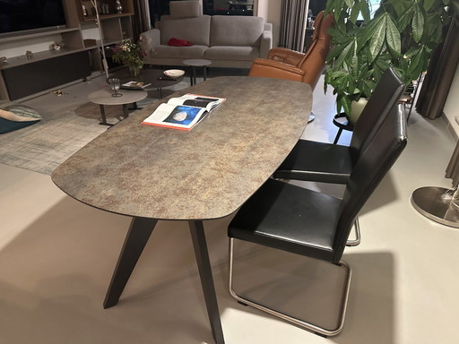 Mesa de comedor con tablero de cerámica