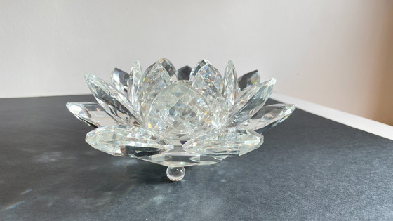 Image 1 of FLOWER Paperweight in Chiselled Crystal