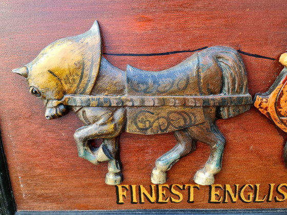 Image 1 of Insegna decorativa vintage in rilievo 3D in legno, realizzata a mano, della birra Benskins Ale.
