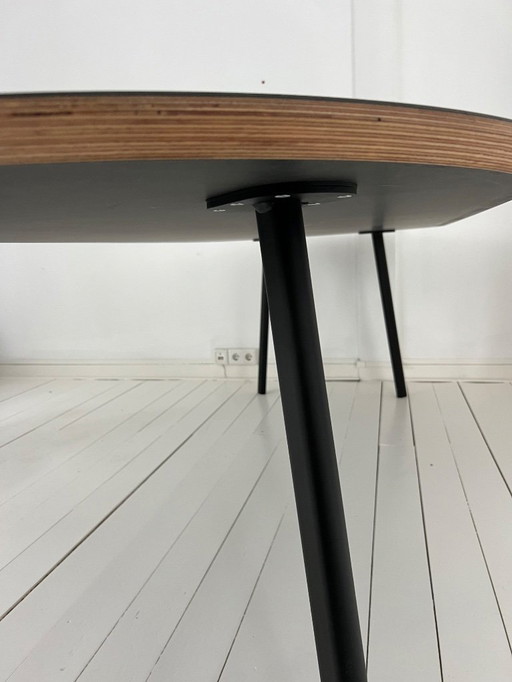 High-quality designer black dining table! Banne Oval, Dutch design.