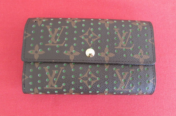 Image 1 of Porte feuille compact L.Vuitton,monogrammé perforé , intérieur vert