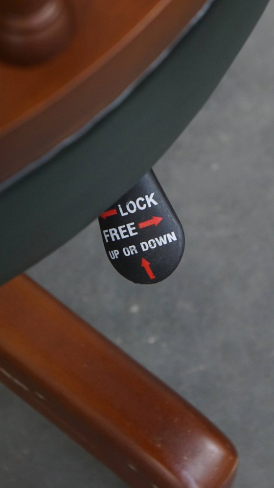 Image 1 of Rundleren en houten donkergroene chesterfield bureaustoel op wieltjes