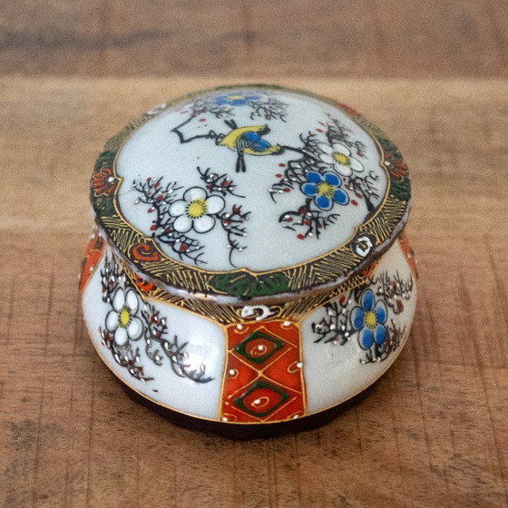 Image 1 of Handbemalte Porzellandose mit Blumen- und Vogelmotiv