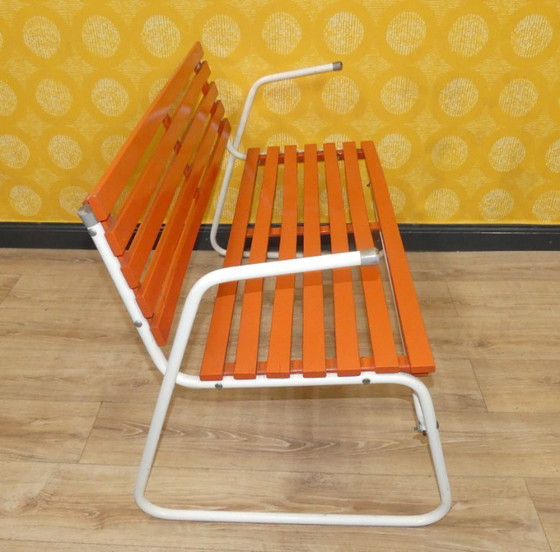 Image 1 of Vintage jaren 60 bankje originele tuinbank oranje tuin veranda café interieur bank metaal hout retro midden eeuw