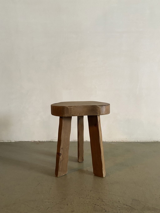 Mid Century Tabouret tripode en bois de forme libre