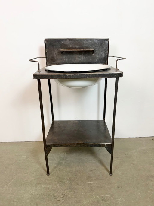 Lavabo industrial antiguo de hospital, década de 1960.