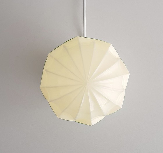 Image 1 of 1 van 2 mintgroene glazen plafondlampen van Thabur in Den Haag, medium variant, art deco lamp glazen bol; NOG 2 BESCHIKBAAR