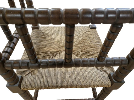 Image 1 of Chaise d'angle vintage en bois avec assise en jonc – Chaise d'appoint rustique de style ferme/cottage